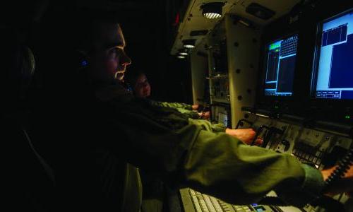 在一次模拟训练中，一名教官坐在导弹发射控制台前