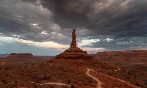 犹他州众神谷的砂岩塔在暴风雨的天空下的戏剧性景象