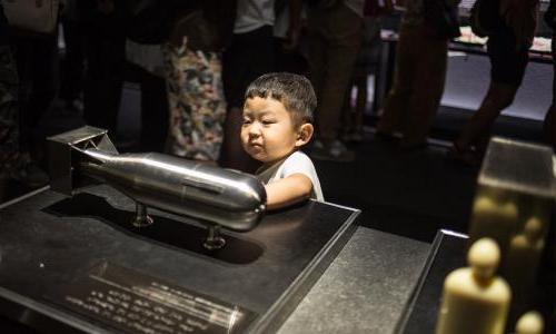 男孩在看原子弹模型，二战中使用的“小男孩”